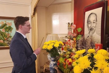 Nhà nghiên cứu chính trị và lịch sử Việt Nam Kyril Whittaker dâng hương tưởng niệm Chủ tịch Hồ Chí Minh tại Đại sứ quán Việt Nam ở London (Anh). Ảnh: TTXVN