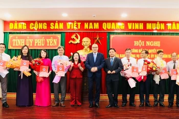 Lãnh đạo tỉnh Phú Yên trao các quyết định điều động, phân công, chỉ định, bổ nhiệm cho các cán bộ. 