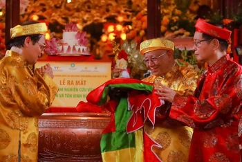 Lá cờ Hùng Vương của Trung tâm được ủy nhiệm chuyển tặng đến đồng bào, chiến sĩ ở quần đảo Trường Sa.