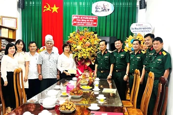 Lãnh đạo Quân khu 9 chúc mừng Cơ quan Thường trực Báo Nhân Dân tại Cần Thơ.