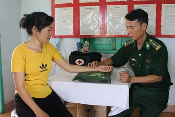 Thầy thuốc quân hàm xanh tận tâm chữa bệnh cho nhân dân biên giới