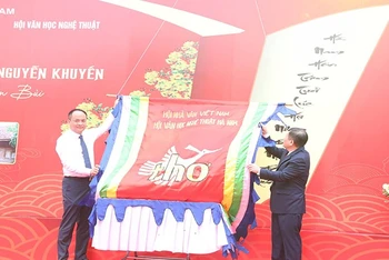 Thực hiện nghi thức kéo Cờ Thơ.