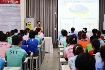 Công an thành phố Cần Thơ tuyên truyền quy định Luật trật tự, an toàn giao thông đường bộ tại Công ty TNHH Taekwang Cần Thơ (phường Phú Thứ, quận Cái Răng).