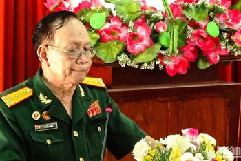 Đại tá Võ Tấn Dũng tại buổi kể chuyện lịch sử cho sinh viên Trường Cao đẳng Cần Thơ.