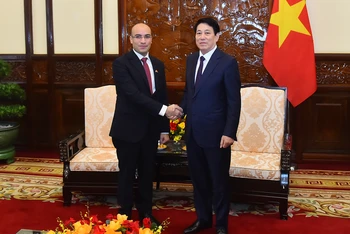 Chủ tịch nước Lương Cường tiếp Đại sứ Cộng hòa Algeria Dân chủ và Nhân dân Sofiane Chaib đến chào từ biệt nhân dịp kết thúc nhiệm kỳ.