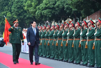 Chủ tịch nước Lương Cường duyệt đội danh dự tại buổi làm việc với Quân đoàn 12.