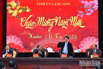 Chủ tịch nước Lương Cường cùng Phó Thủ tướng, Bộ trưởng Ngoại giao Bùi Thanh Sơn; Phó Chủ tịch Quốc hội Trần Quang Phương và Bí thư Tỉnh ủy Lạng Sơn Hoàng Văn Nghiệm tại buổi làm việc. (Ảnh: Thủy Nguyên)