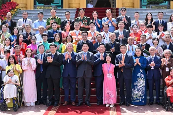 Chủ tịch nước Lương Cường với các điển hình tiêu biểu Chương trình Việc tử tế và các đại biểu tại buổi gặp mặt.