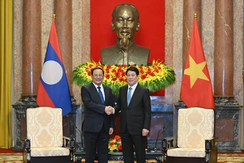 Chủ tịch nước Lương Cường và Thủ tướng Lào Sonexay Siphandone.