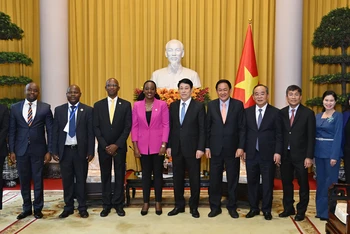 Chủ tịch nước Lương Cường và Bộ trưởng Quốc phòng Kenya Soipan Tuya cùng các đại biểu hai nước tại buổi tiếp.