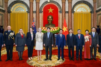 Chủ tịch nước Lương Cường và Đại sứ Australia tại Việt Nam Gillian Bird cùng các đại biểu tại buổi lễ trình Quốc thư.