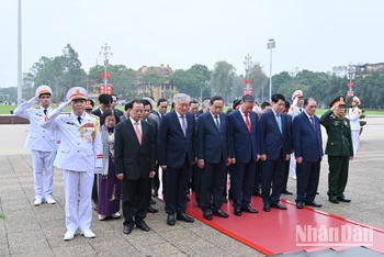 Các đồng chí lãnh đạo, nguyên lãnh đạo Đảng, Nhà nước thành kính tưởng nhớ công lao to lớn của Chủ tịch Hồ Chí Minh. (Ảnh: THỦY NGUYÊN)