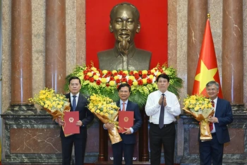 Chủ tịch nước Lương Cường trao quyết định bổ nhiệm Phó chủ nhiệm Văn phòng Chủ tịch nước cho các đồng chí Cấn Đình Tài, Nguyễn Hoàng Anh, Nguyễn Dũng Tiến.