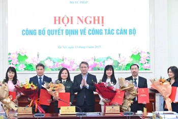 Bộ trưởng Tư pháp Nguyễn Hải Ninh trao quyết định điều động, bổ nhiệm công chức lãnh đạo một số đơn vị. (Ảnh: PHƯƠNG MAI)