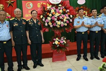 Thiếu tướng Phạm Văn Tính, Phó Tư lệnh Quân chủng Phòng không-Không quân tới dự và tặng hoa tại buổi lễ. (Ảnh: THẾ DƯƠNG)
