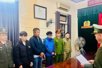 Cơ quan An ninh điều tra Công an thành phố Huế tống đạt quyết định khởi tố vụ án, khởi tố bị can và bắt tạm giam các đối tượng trong đường dây mua bán gần 56 triệu thông tin dữ liệu cá nhân. (Ảnh: HẢI LAN)