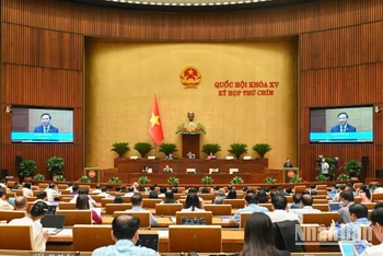 Quốc hội làm việc tại Hội trường nghe Tờ trình dự thảo Nghị quyết của Quốc hội sửa đổi, bổ sung một số điều của Hiến pháp năm 2013. (Ảnh: BÙI GIANG)