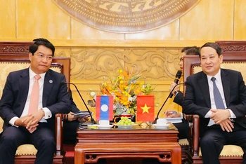 Đồng chí Mai Văn Tuất, Phó Bí thư Thường trực Tỉnh ủy, Chủ tịch Hội đồng nhân dân tỉnh Ninh Bình tiếp xã giao đồng chí Đô trưởng Viêng Chăn và Đoàn tại Tỉnh ủy Ninh Bình. (Ảnh: ĐỨC LAM)
