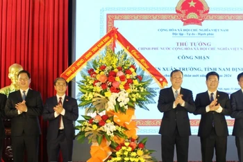 Lãnh đạo tỉnh Nam Định chúc mừng huyện Xuân Trường nhân dịp đón Bằng công nhận huyện đạt chuẩn nông thôn mới nâng cao năm 2024.