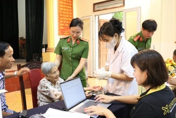 Lấy mẫu ADN cho thân nhân liệt sĩ chưa xác định được danh tính trên địa bàn thành phố Nam Định, tỉnh Nam Định. (Ảnh: ĐỨC THÔNG).