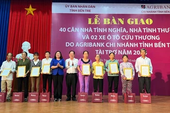 Lãnh đạo tỉnh Bến Tre trao quyết định bàn giao nhà và quà cho gia đình chính sách, hộ nghèo khó khăn về nhà ở.