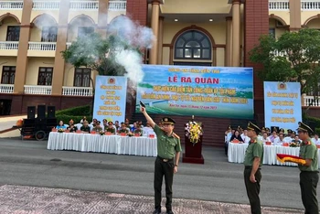 Đại tá Trương Sơn Lâm, Giám đốc Công an tỉnh Bến Tre bắn súng phát lệnh ra quân thực hiện cao điểm tấn công, trấn áp tội phạm.