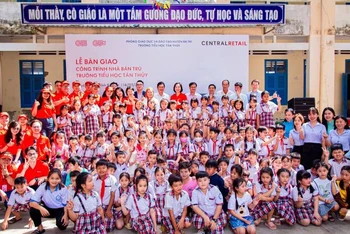 Thầy và trò Trường Tiểu học Tân Thủy vui mừng khi có Nhà bán trú cho học sinh
