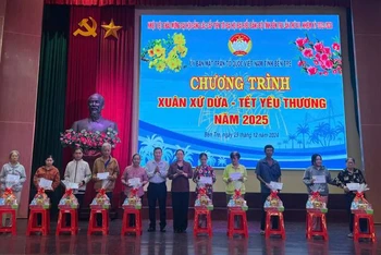 Lãnh đạo tỉnh Bến Tre trao quà Tết cho người nghèo, người có hoàn cảnh khó khăn. (Ảnh: HOÀNG TRUNG)