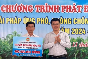 Hội Nông dân tỉnh Bến Tre trao vốn quỹ hỗ trợ nông dân. (Ảnh: HOÀNG TRUNG)