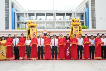 Đại biểu tham dự buổi Lễ thực hiện nghi thức cắt băng khánh thành công trình Bệnh viện Y học cổ truyền Trần Văn An. (Ảnh: HOÀNG TRUNG)