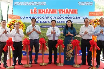 Đại biểu tham dự buổi Lễ thực hiện nghi thức khánh thành Dự án nâng cấp, gia cố chống sạt lở đê bao cồn Tam Hiệp. (Ảnh: HOÀNG TRUNG)