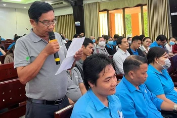 Đại diện người lao động phát biểu trong buổi đối thoại với lãnh đạo tỉnh Bến Tre. (Ảnh: HOÀNG TRUNG)