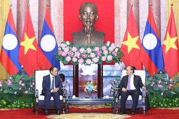 Chủ tịch nước Nguyễn Xuân Phúc tiếp đồng chí Bounthong Chitmany, Ủy viên Bộ Chính trị, Thường trực Ban Bí thư Trung ương Đảng Nhân dân cách mạng Lào, Phó Chủ tịch nước Cộng hòa dân chủ Nhân dân Lào. Ảnh: VPCTN