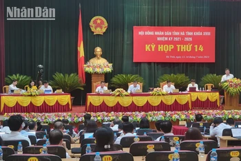Giám đốc Sở Y tế Hà Tĩnh trả lời các câu hỏi chất vấn của đại biểu, cử tri.