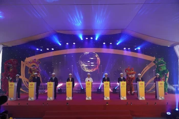 Đồng chí Nguyễn Sinh Hùng cùng đại diện lãnh đạo tỉnh Nghệ An, Tập đoàn T&T Group bấm nút khởi công dự án.