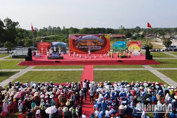 Đông đảo cán bộ, nhân dân địa phương và du khách thập phương nô nức khai hội chùa Hương Tích.