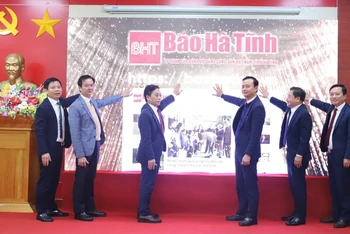Các đồng chí lãnh đạo tỉnh Hà Tĩnh thực hiện nghi lễ ra mắt giao diện mới Báo Hà Tĩnh Điện tử.