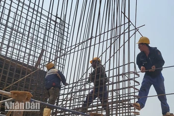 Các công nhân Tổng công ty Xuất nhập khẩu và Xây dựng Việt Nam thi công cầu Trung Lộc 2 (Can Lộc) trong tiết trời nắng gắt.
