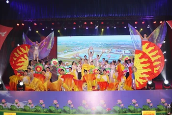 Chương trình nghệ thuật ngợi ca quê hương đất nước tại buổi gặp mặt.
