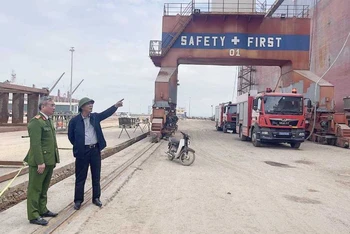 Lãnh đạo thị xã Quảng Yên có mặt tại hiện trường phối hợp lực lượng chức năng tổ chức cứu hộ, cứu nạn.