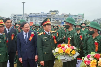 Lãnh đạo Bộ Quốc phòng, Quân khu 3 và tỉnh Quảng Ninh, thành phố Hạ Long tặng hoa chúc mừng và động viên các tân binh lên đường nhập ngũ.