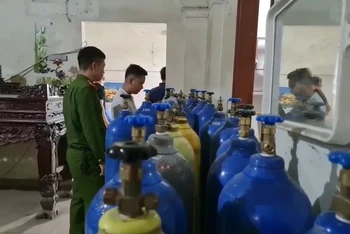 Một trong 3 điểm tập kết các bình chứa khí cười (N02) bị Công an thành phố Hạ Long phát hiện.