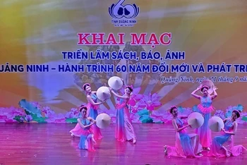 Chương trình nghệ thuật chào mừng khai mạc Triển lãm.