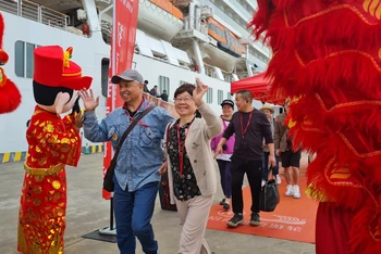 Ảnh minh họa: Quảng Ninh đón chuyến tàu biển du lịch đầu tiên của năm 2024.