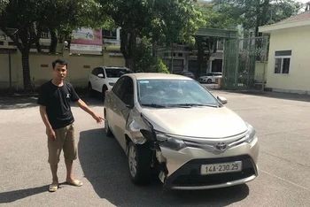 Đối tượng Nguyễn Duy Hùng cùng phương tiện tại cơ quan công an.