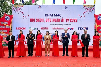 Các đại biểu cắt băng khai mạc Hội sách, báo Xuân Ất Tỵ 2025 tại huyện miền núi Đầm Hà.