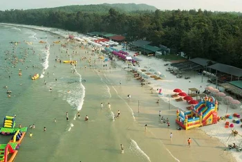 Bãi biển Minh Châu nơi tổ chức Lễ hội Du lịch biển Vân Đồn 2025. (Ảnh: NGÂN HÀ)