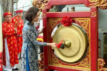 Lãnh đạo thành phố Hạ Long thực hiện nghi lễ khai hội.