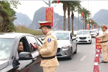 Lực lượng Cảnh sát giao thông tăng cường kiểm tra, xử lý vi phạm về nồng độ cồn khi điều khiển phương tiện.
