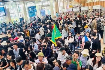 Lượng du khách qua Bến cảng cao cấp Ao Tiên (Vân Đồn) ra các đảo tăng mạnh trong dịp nghỉ lễ 30/4 và 1/5.